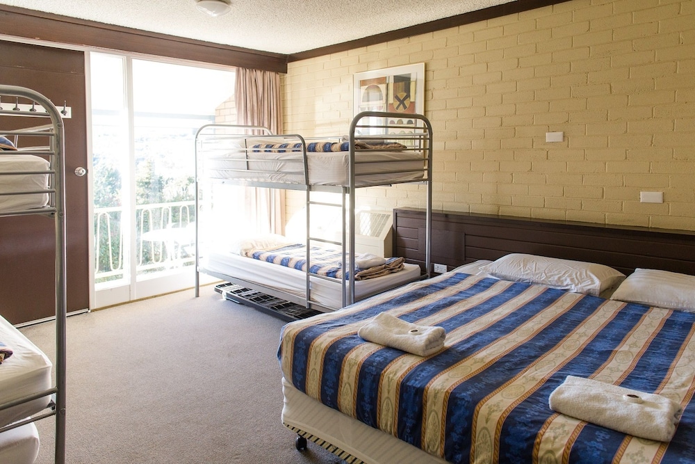 Family Room, Multiple Beds, Private Bathroom photo 1