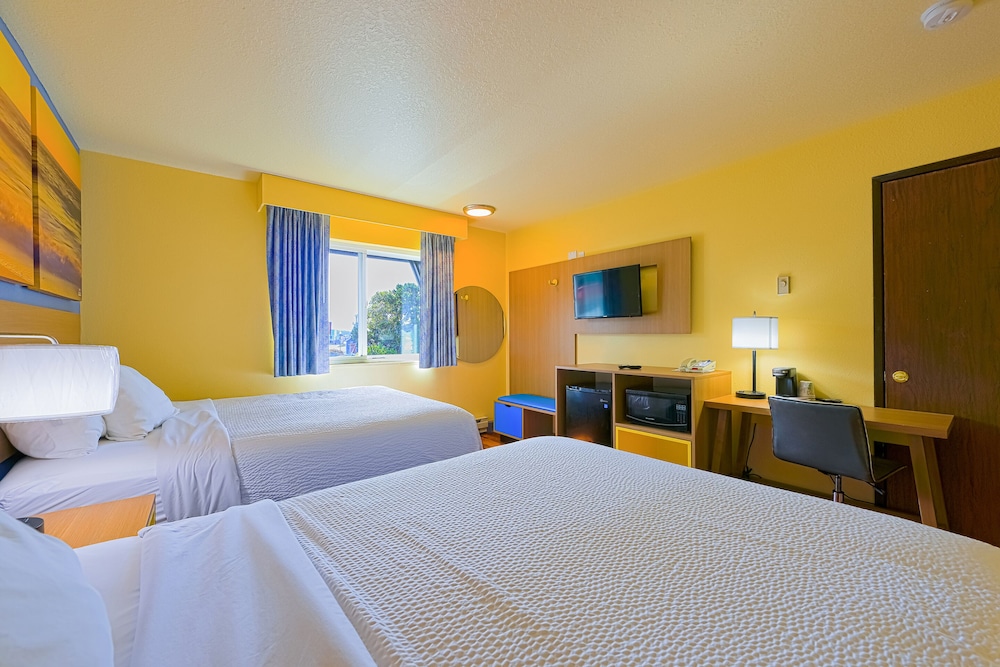 Room, 2 Queen Beds photo 2