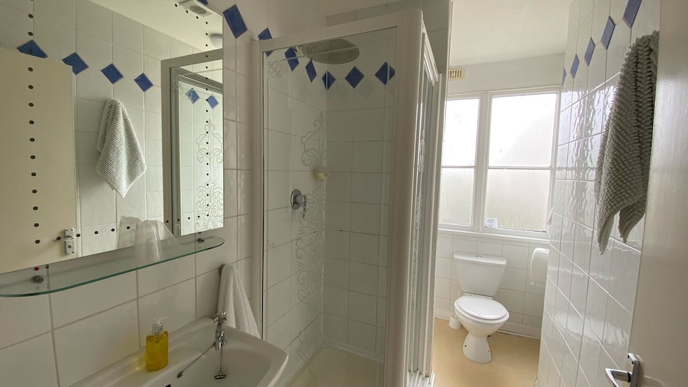 Basic Suite, Ensuite photo 3