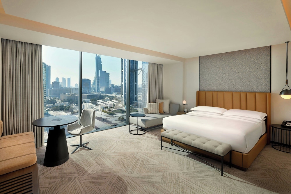 Signature Room, 1 King Bed, City View - Photo 7