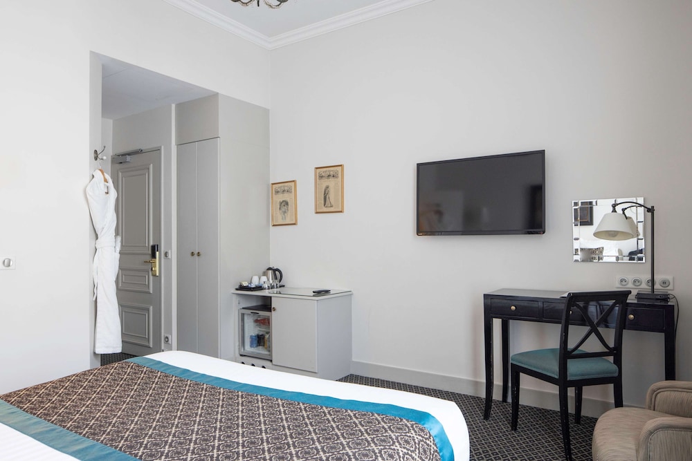 Superior Double room - Complimentary soft minibar, courtesy tray, Chromecast - Snacks, digital press photo 3