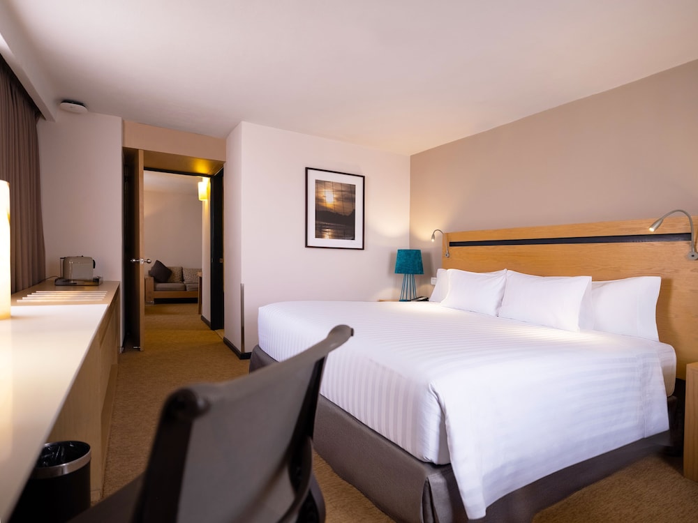 Junior Suite, 1 King Bed - Photo 1