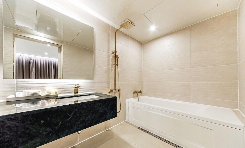 Luxury Suite - Photo 2