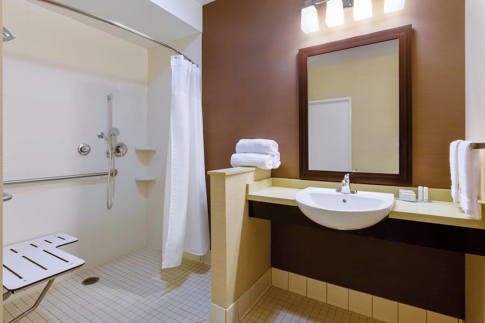 Room, 2 Queen Beds (Mobility/Hearing Access, Roll-In Shwr)