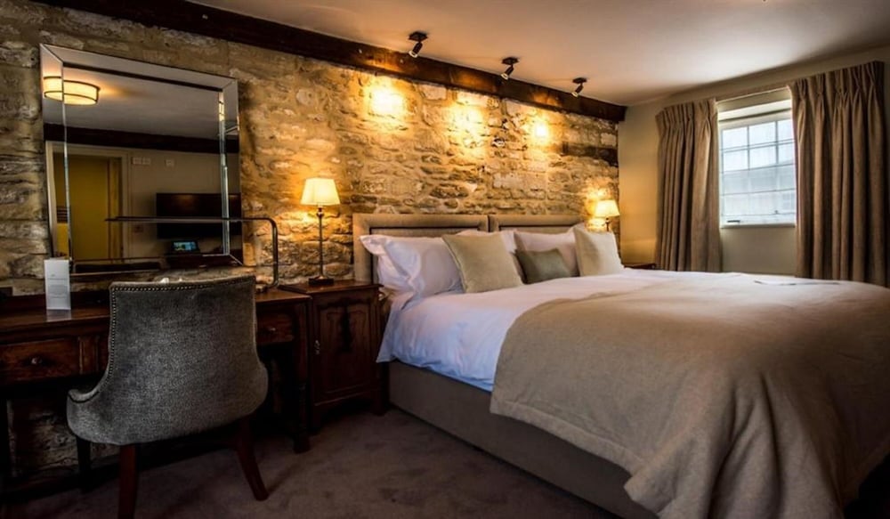Suite, 1 King Bed with Sofa bed photo 2