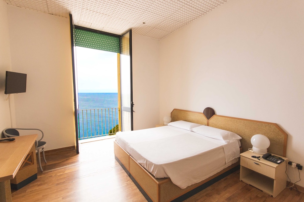 Standard Room, 1 Double or 2 Twin Beds, Balcony, Oceanfront photo 2