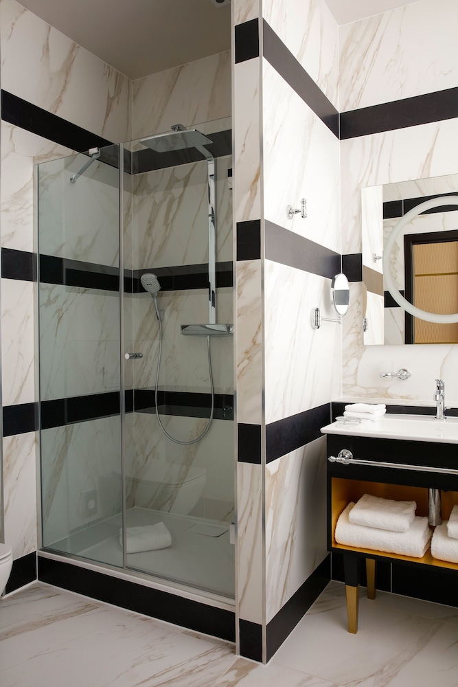 Queen Duplex Suite