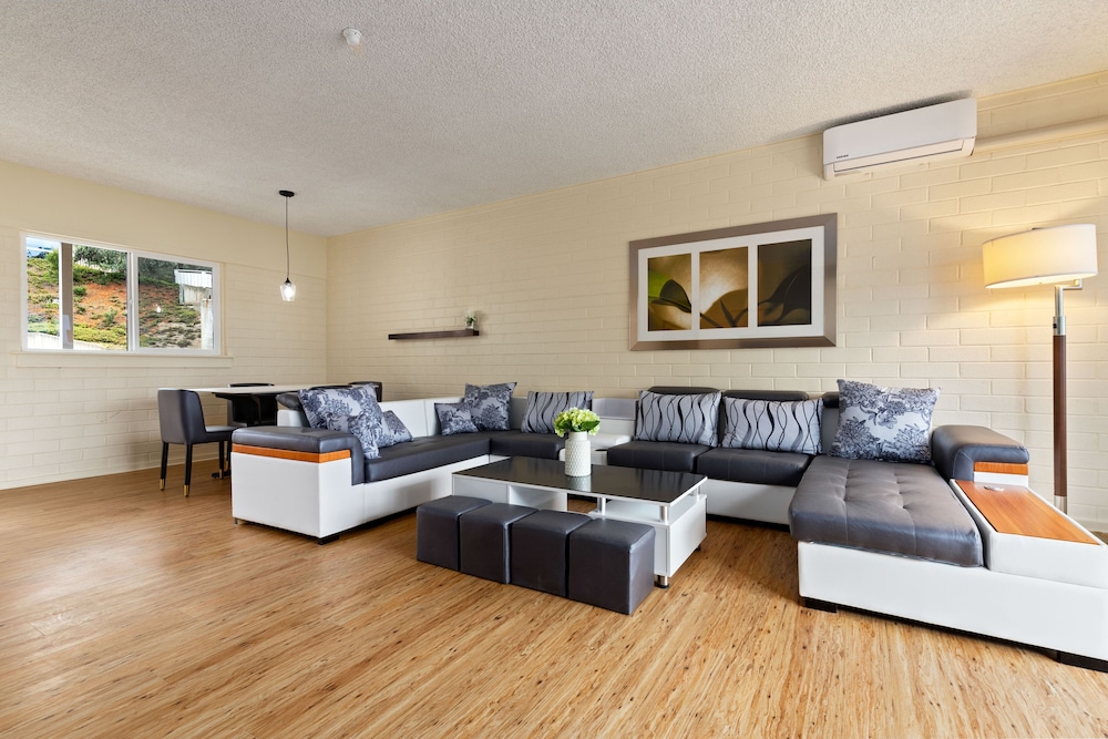 Suite, 1 King Bed, Lake View photo 2