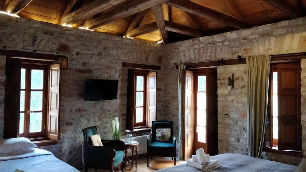 Junior Suite, 1 Double Bed, Bathtub - Photo 3