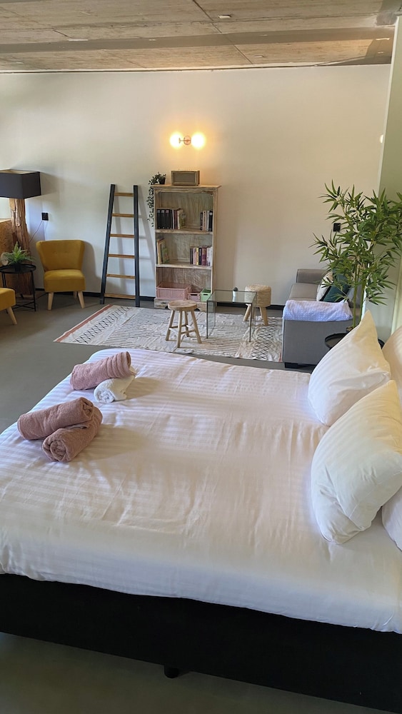 Deluxe Room with bath - Photo 4