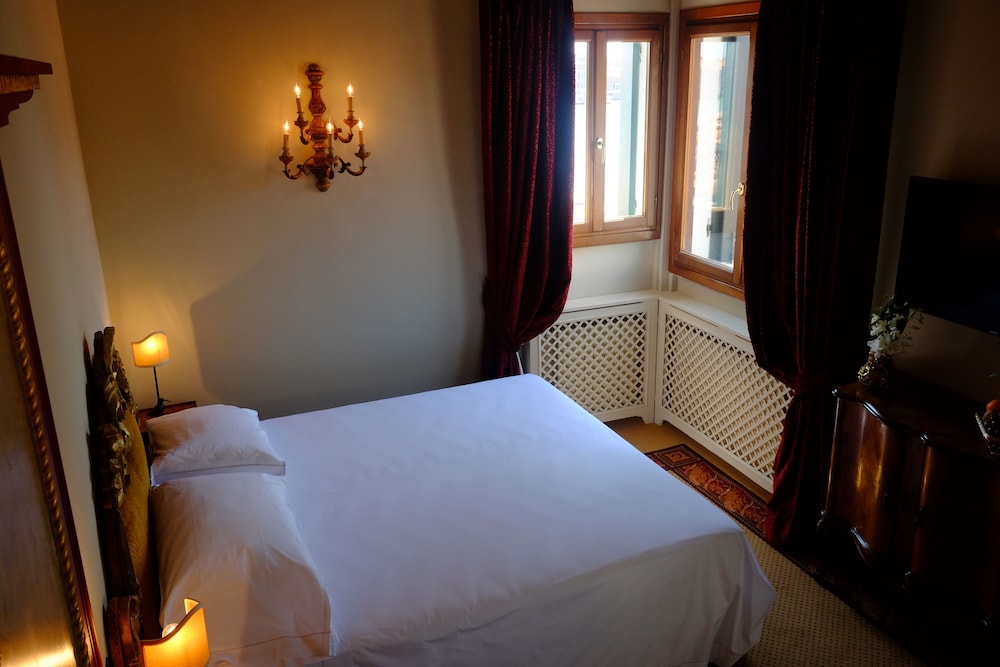 Superior Room, 1 Queen Bed, Canal View, Corner photo 1