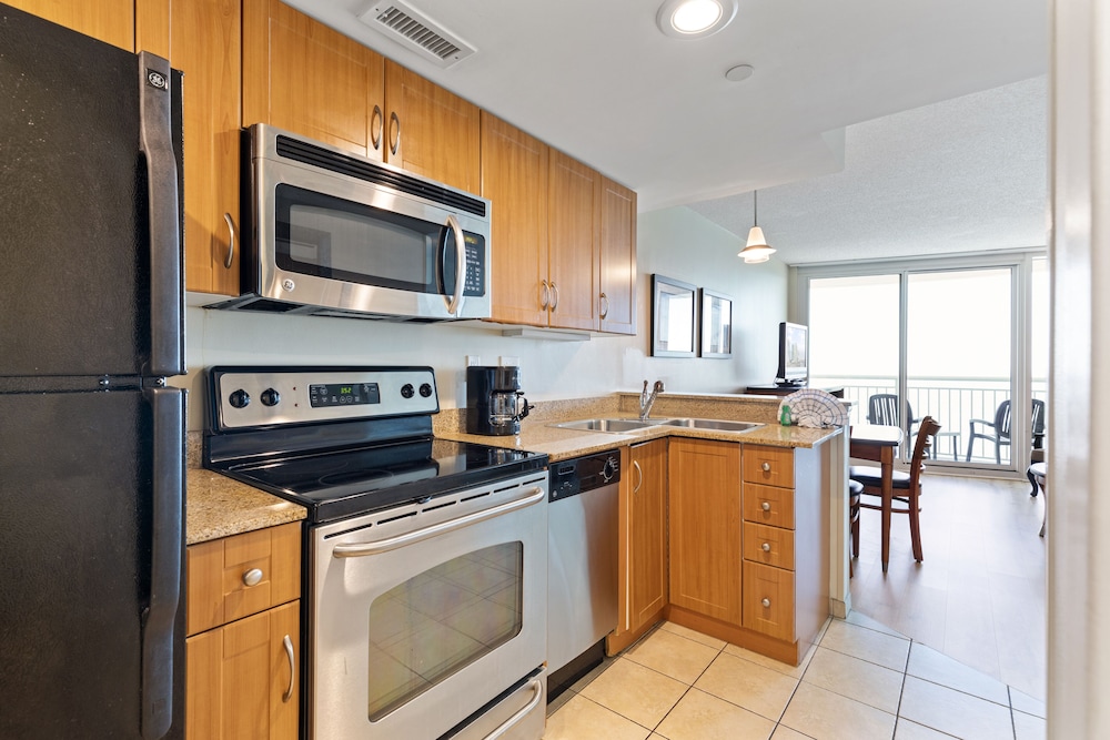 One Bedroom Deluxe Suite- 2 Queen Beds, Oceanfront, Private Balcony, Full Kitchen photo 3