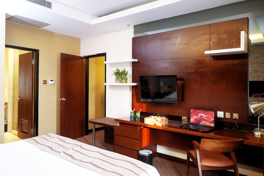 Executive Suite, 1 King Bed, City View photo 3