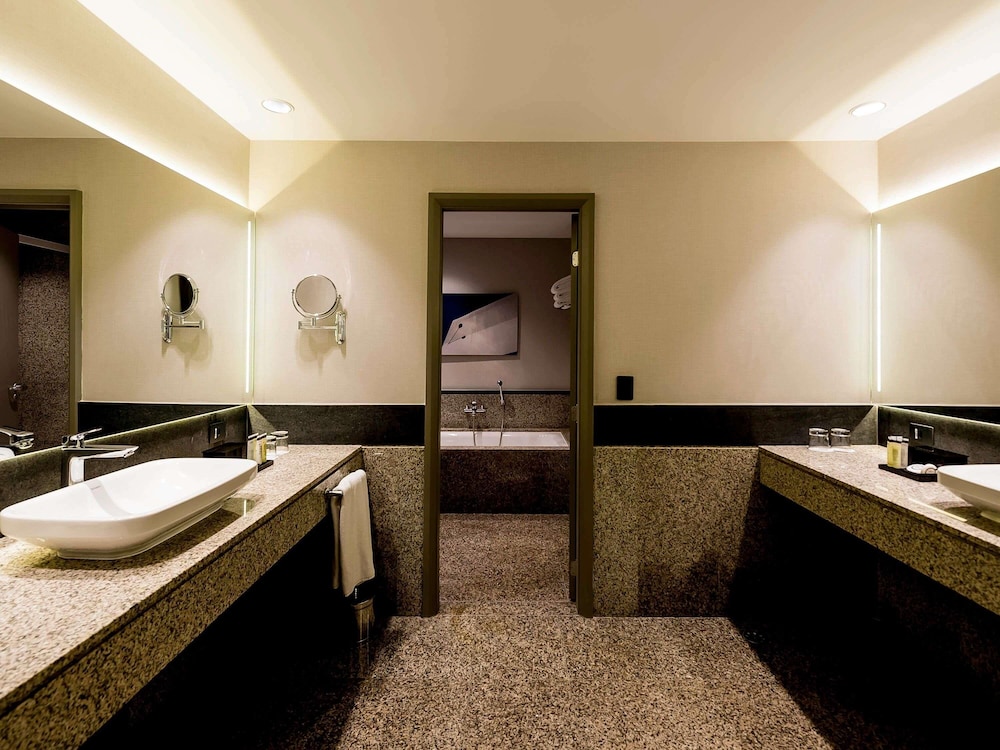 Presidential Suite, 1 King Bed, Club Lounge Access thumbnail 5