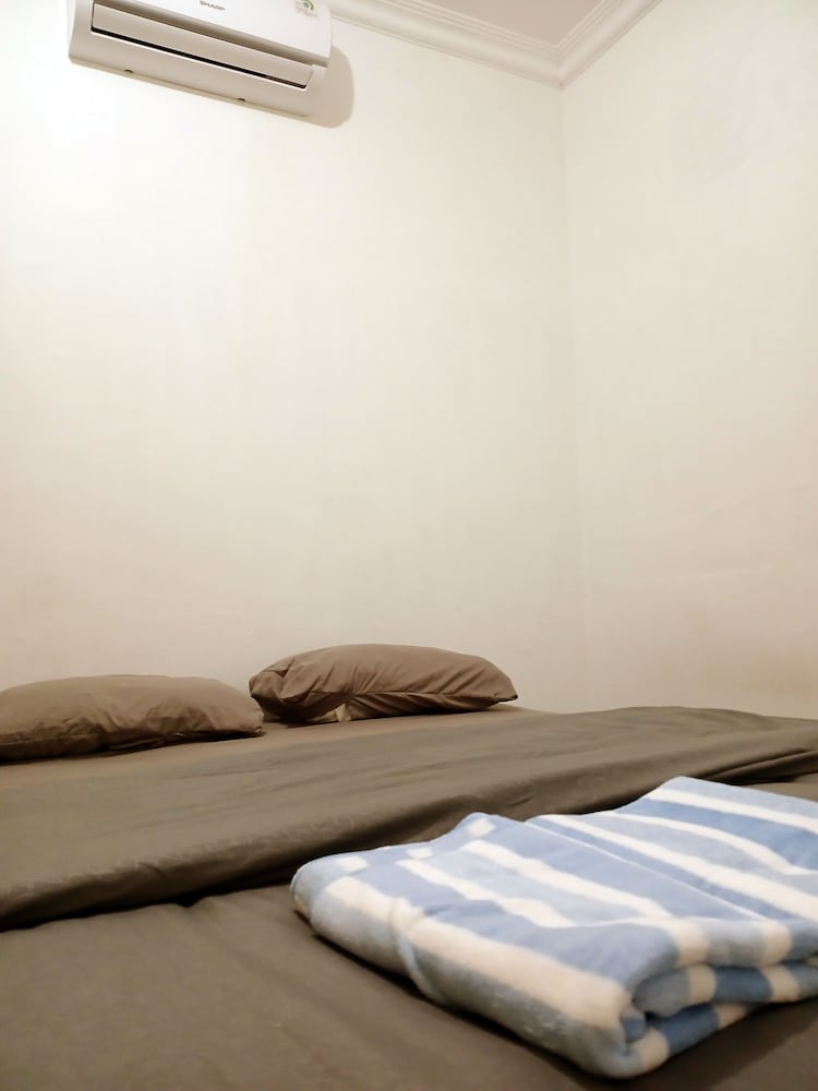Basic Double Room, Shared Bathroom photo 3