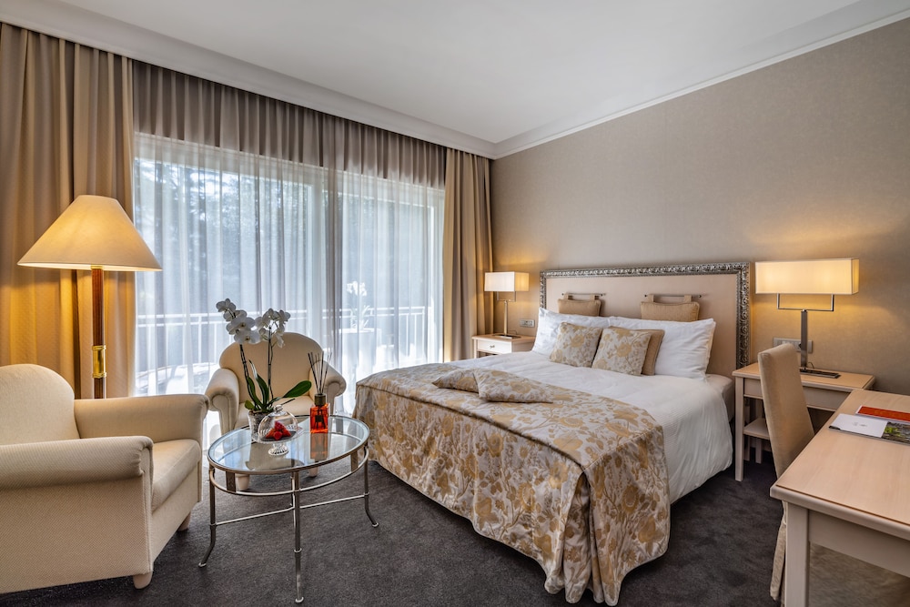 Room (Prestige Petite)
