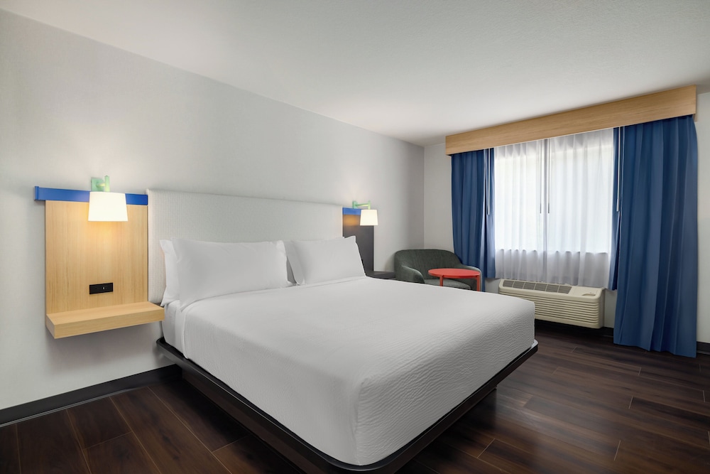 Standard Room, 1 King Bed, Accessible (Communications) photo 2