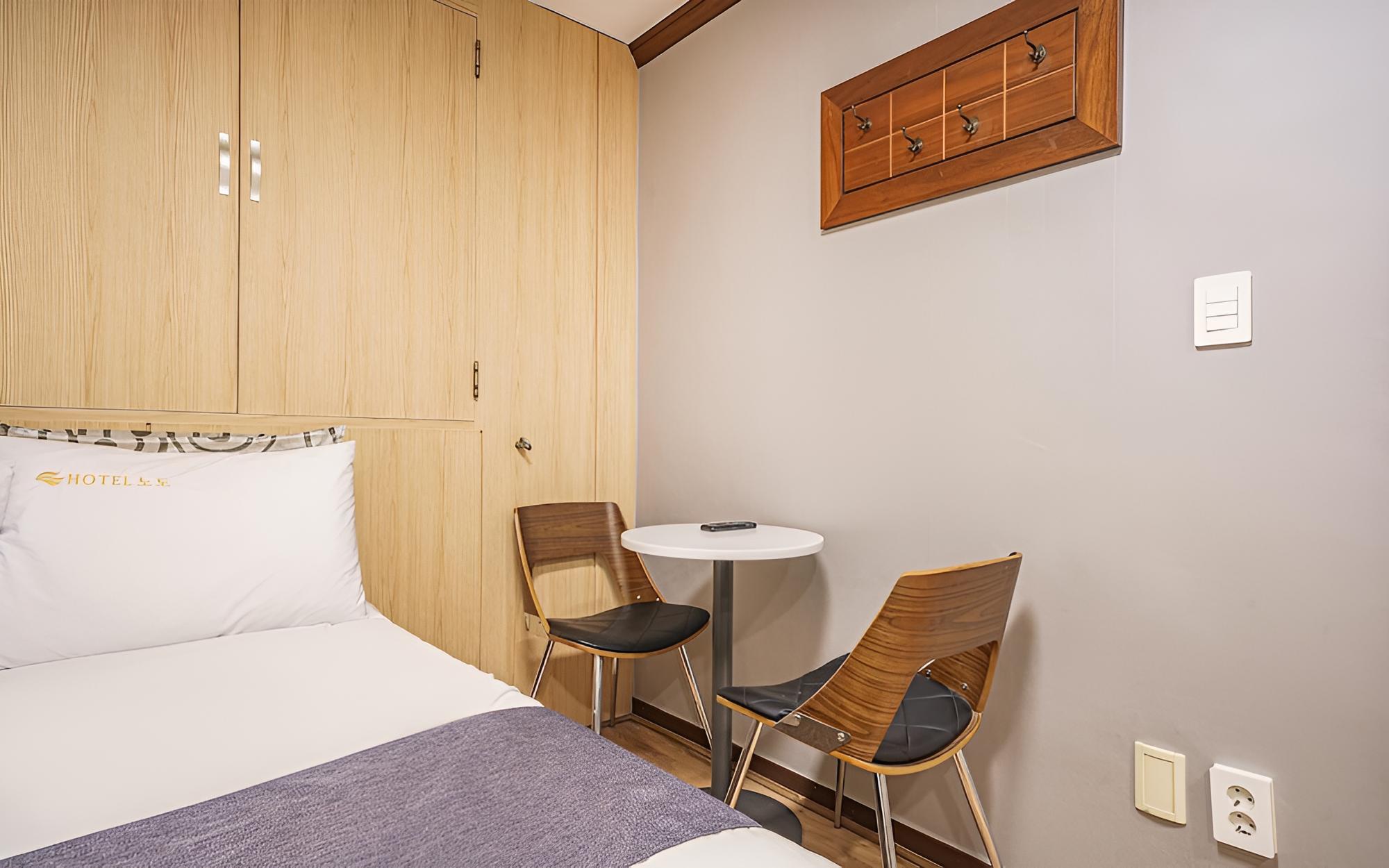 Room (Standard Room) - Photo 6