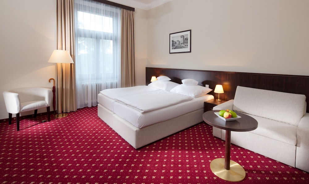 Deluxe Room, 1 King Bed, Non Smoking - Photo 8