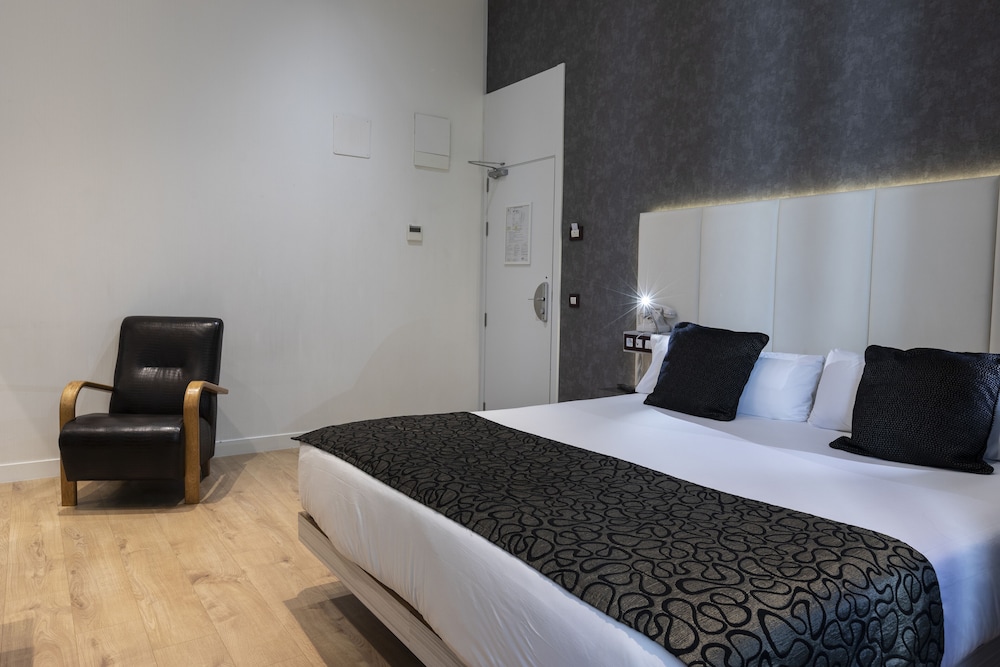 Superior Double Room, Balcony, City View thumbnail 5