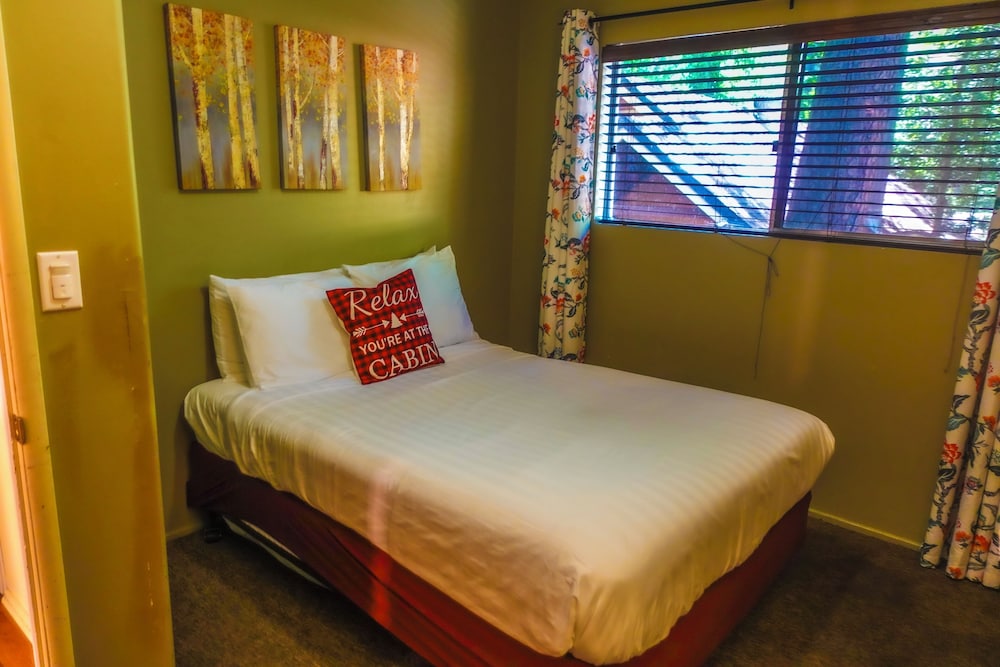 Lazy Owl Cabin, 2 Bedrooms photo 2