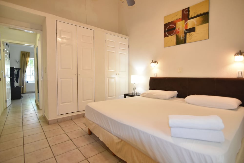Double Room, Ensuite, Pool View