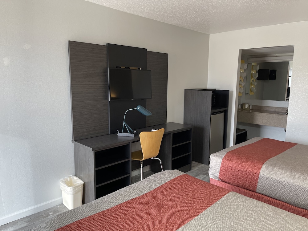 Standard Room, 2 Double Beds, Non Smoking, Refrigerator & Microwave photo 2