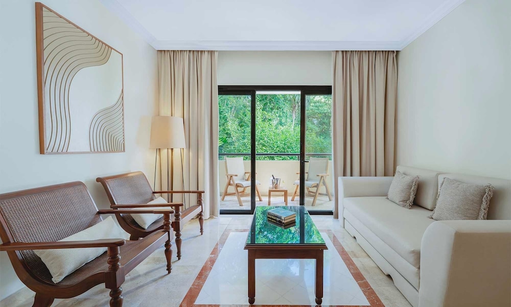 Junior Suite Poolside - Photo 4
