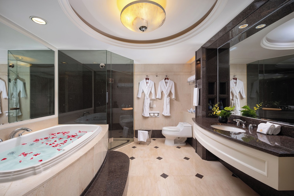 Executive Suite - Photo 2