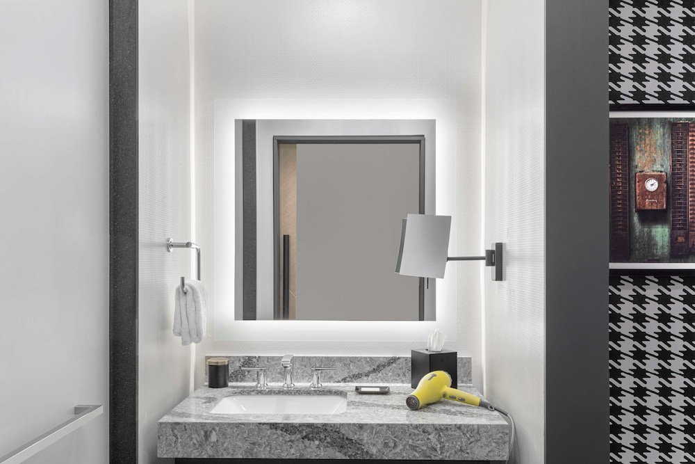 Room, 2 Queen Beds, Accessible, Bathtub - Photo 4