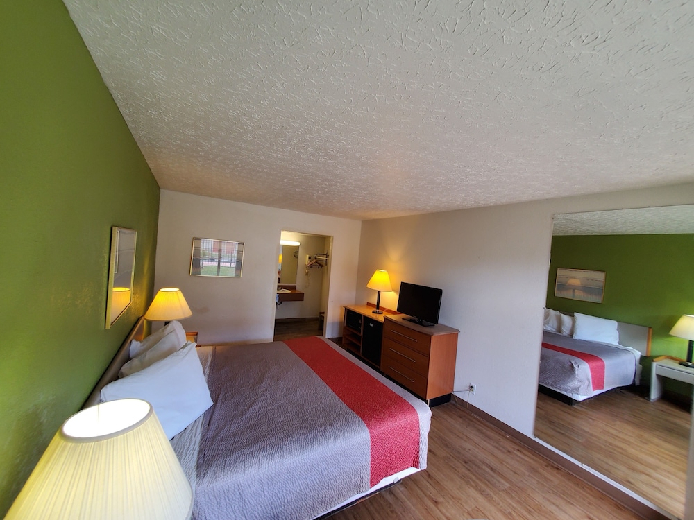 Standard Room, 1 King Bed, Non Smoking photo 1