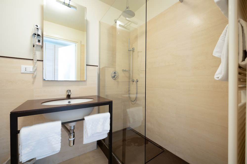 Classic Double or Twin Room - Photo 3