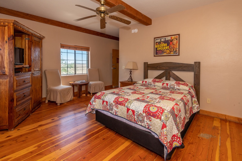 Single Queen Room - Downstairs