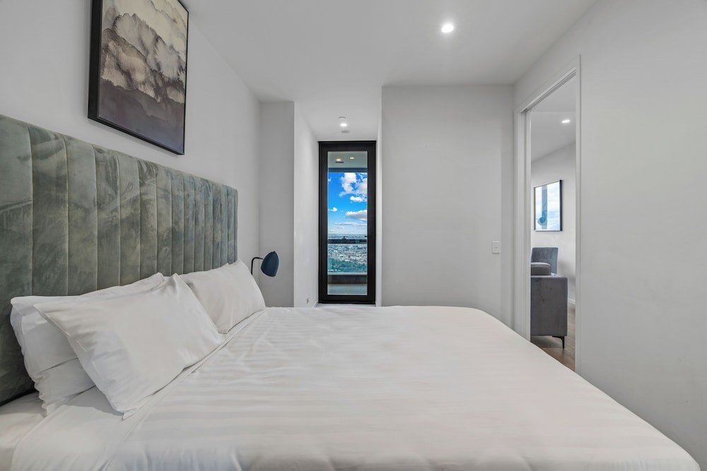 One Bedroom Apartment - Sky High - Photo 1