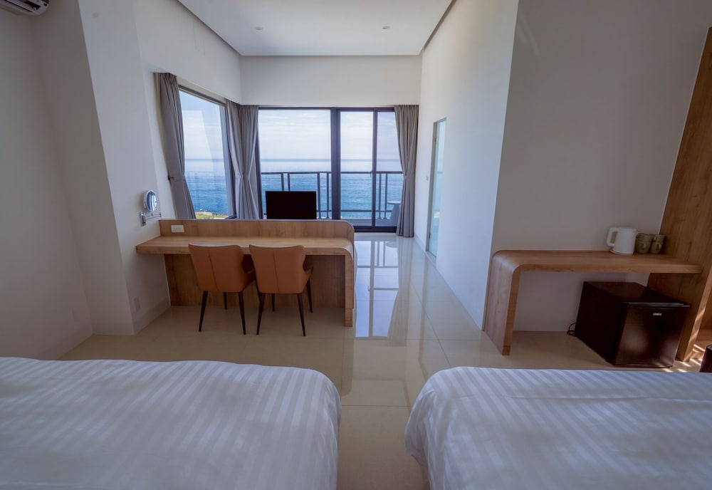 Presidential Quadruple Room, 2 Queen Beds, Ocean View photo 2