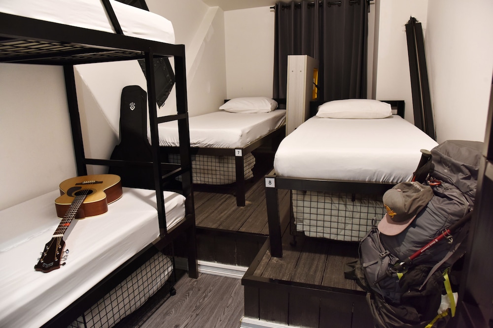 12-Bed Mixed Dormitory Room photo 2