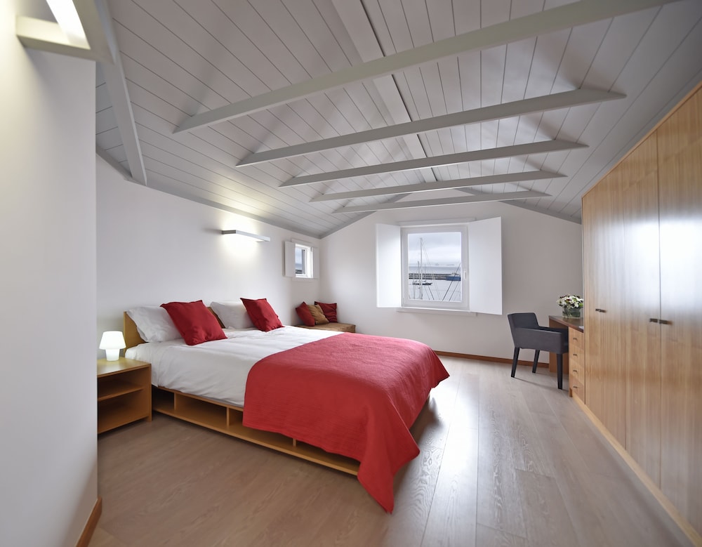 Superior Twin Room, 3 Twin Beds, Private Bathroom, Sea View (Tern) photo 1