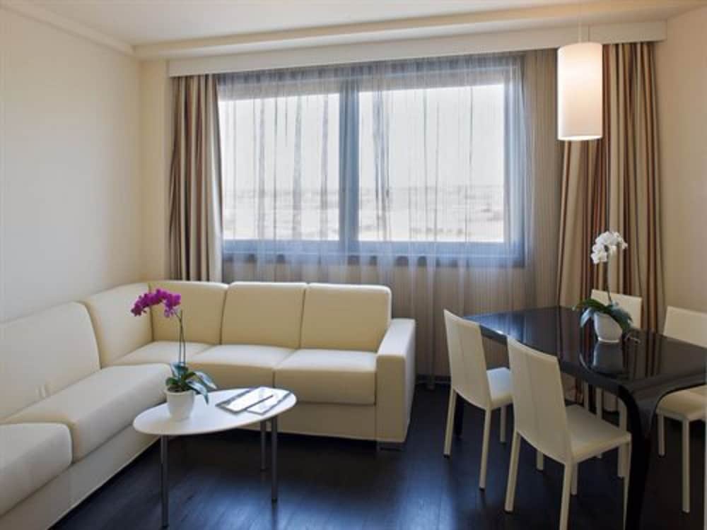 Suite - Photo 3
