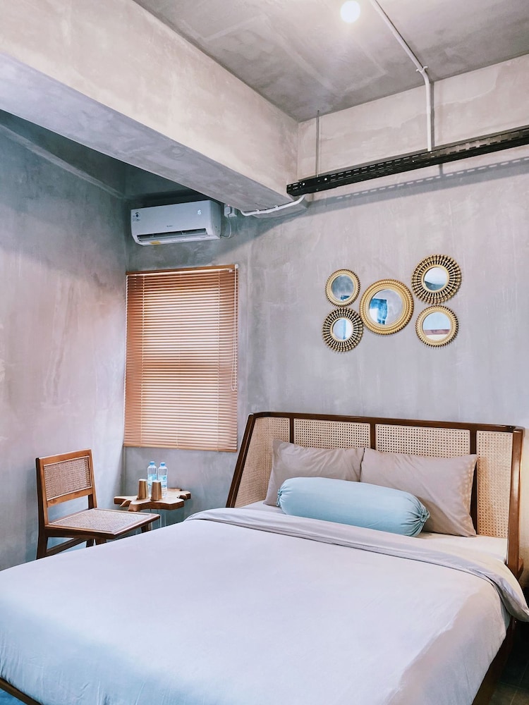 Business Room, 1 Queen Bed, Non Smoking - Photo 1
