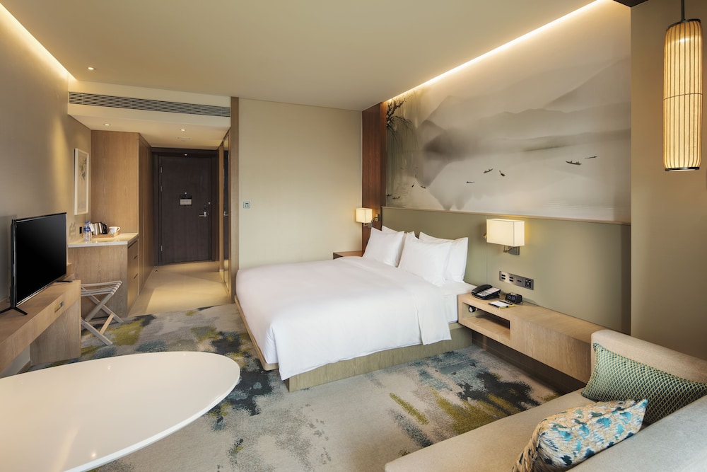 Deluxe Room, 1 King Bed, Balcony photo 1