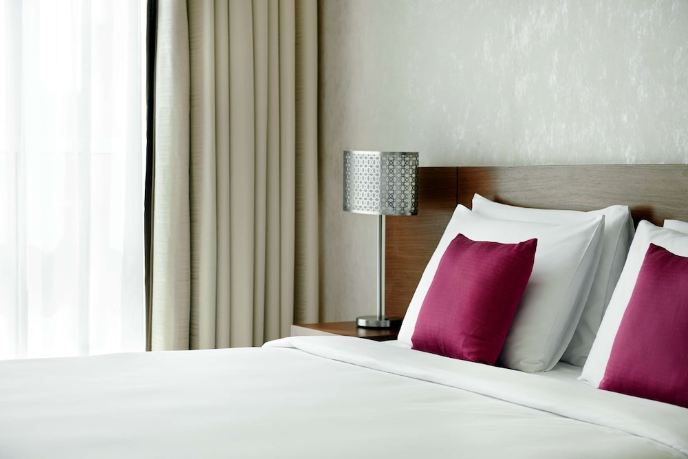 Suite, 1 King Bed with Sofa bed photo 3