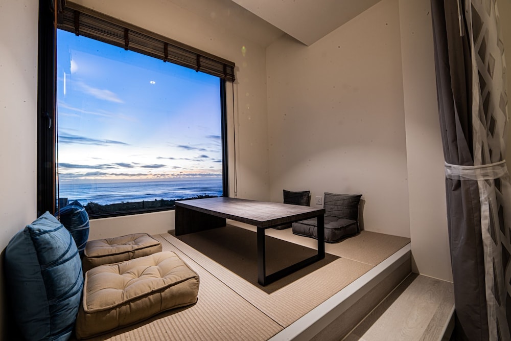 Standard Quadruple Room, 2 Queen Beds, Non Smoking, Ocean View photo 3