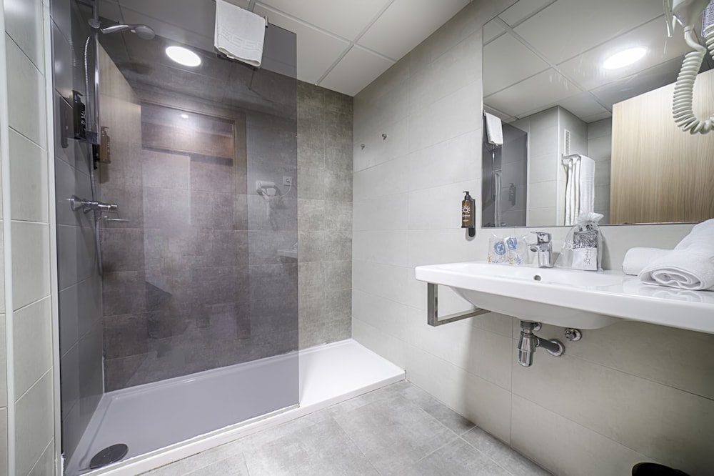 Triple Room (3 ADULTS) - Photo 10