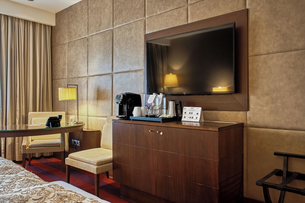 Deluxe King or Double Room, 1 King Bed, Forest View photo 2