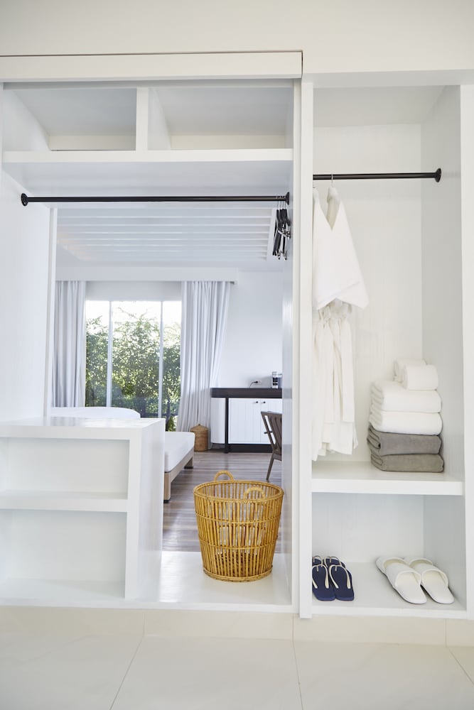 Celes Beachfront Pool Suite thumbnail 5