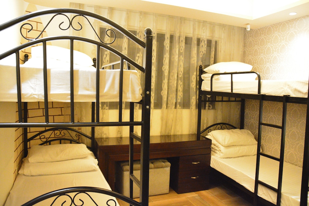 One Bed In Mix Dormitory Suite