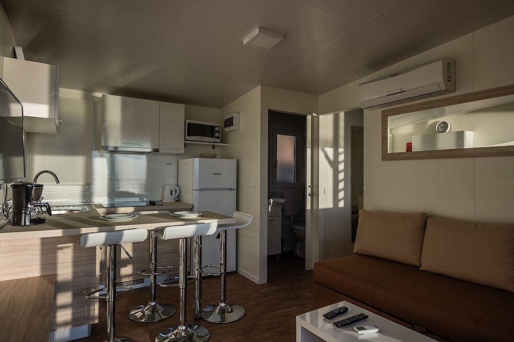 Comfort Mobile Home, 2 Bedrooms, Pool Access, Sea View