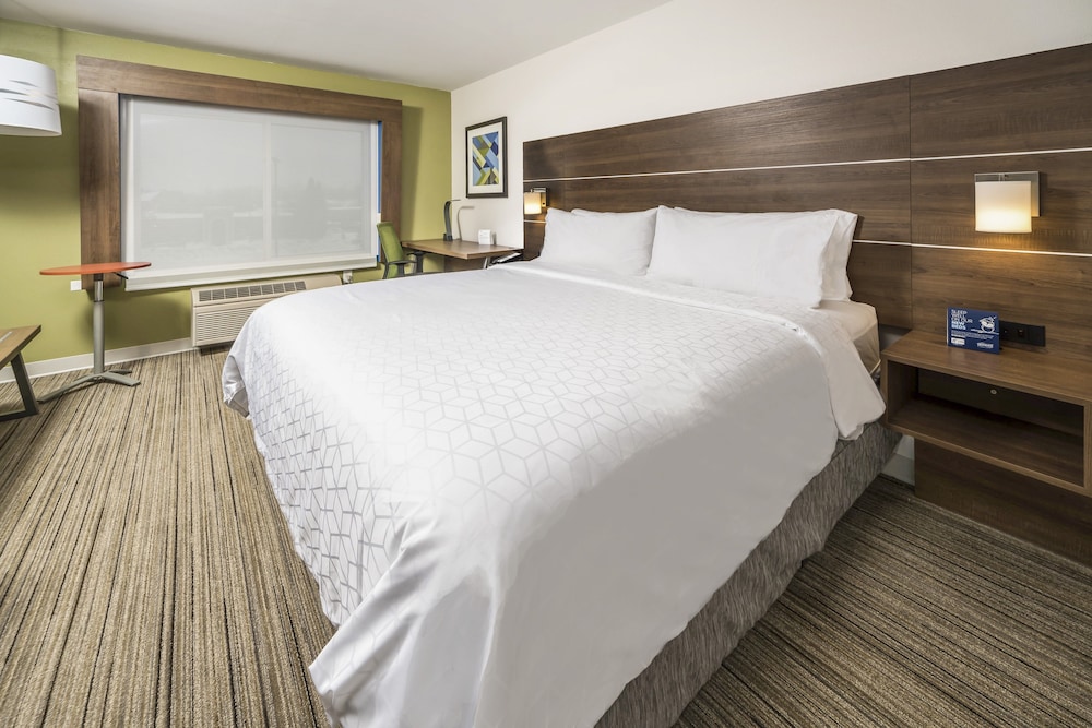 Standard Room, 1 King Bed, Accessible (Communication, Accessible Tub) - Photo 3