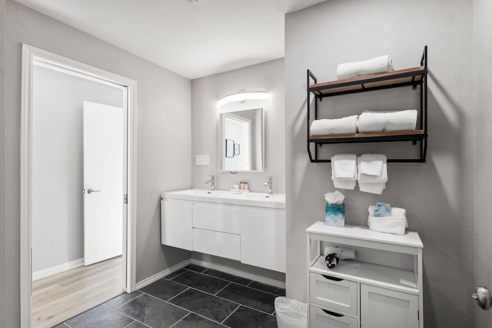 Executive Suite - Photo 7