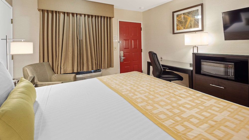 Standard Room, 1 King Bed, Accessible, Refrigerator - Photo 1